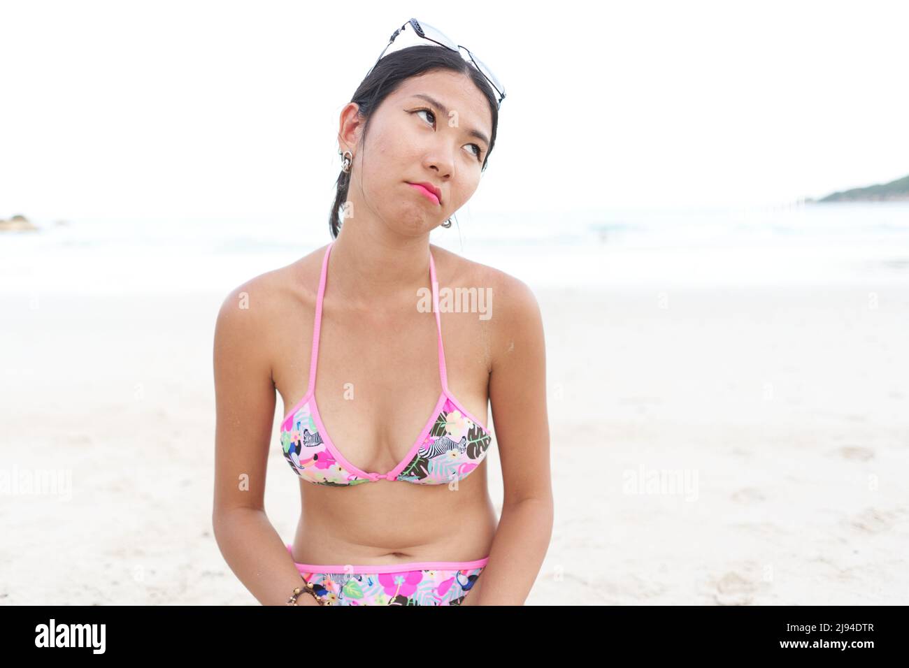 Portrait asian woman in bikini Banque de photographies et d'images à haute  résolution - Alamy