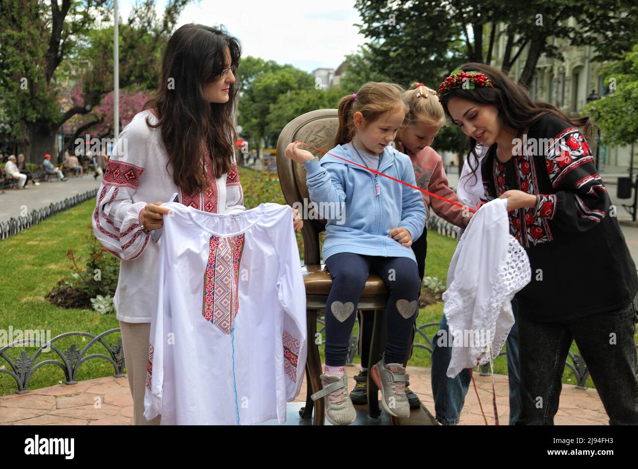 Non exclusif: ODESA, UKRAINE - 19 MAI 2022 - les femmes et les filles sont photographiées pendant la célébration de la Journée Vyshyvanka dans le jardin de la ville, Odesa, southe Banque D'Images