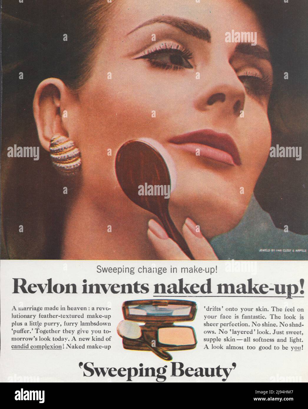 Kit de maquillage Revlon publicité papier vintage 1980s 1970s bijoux par  Van Cleef & Arpels Photo Stock - Alamy