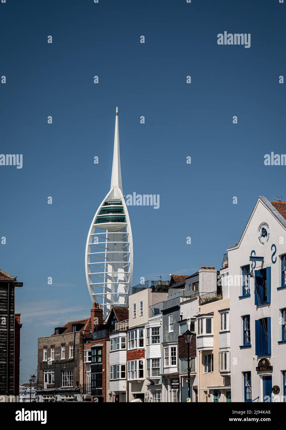 Vue sur l'emblématique tour spinnaker derrière les bâtiments du Vieux Portsmouth, Hampshire, Royaume-Uni. Banque D'Images