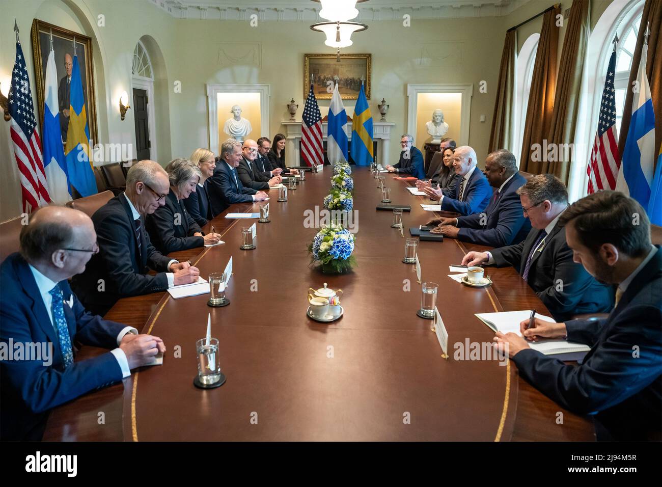 Washington, États-Unis d'Amérique. 18th mai 2022. Washington, États-Unis d'Amérique. 18 mai 2022. Le président américain Joe Biden et le vice-président Kamala Harris, à droite, tiennent une réunion trilatérale avec le président finlandais Sauli Niinisto et le premier ministre suédois Magdalena Andersson dans la salle du Cabinet à la Maison Blanche, le 19 mai 2022 à Washington, DC crédit : Lawrence Jackson/White House photo/Alay Live News Banque D'Images