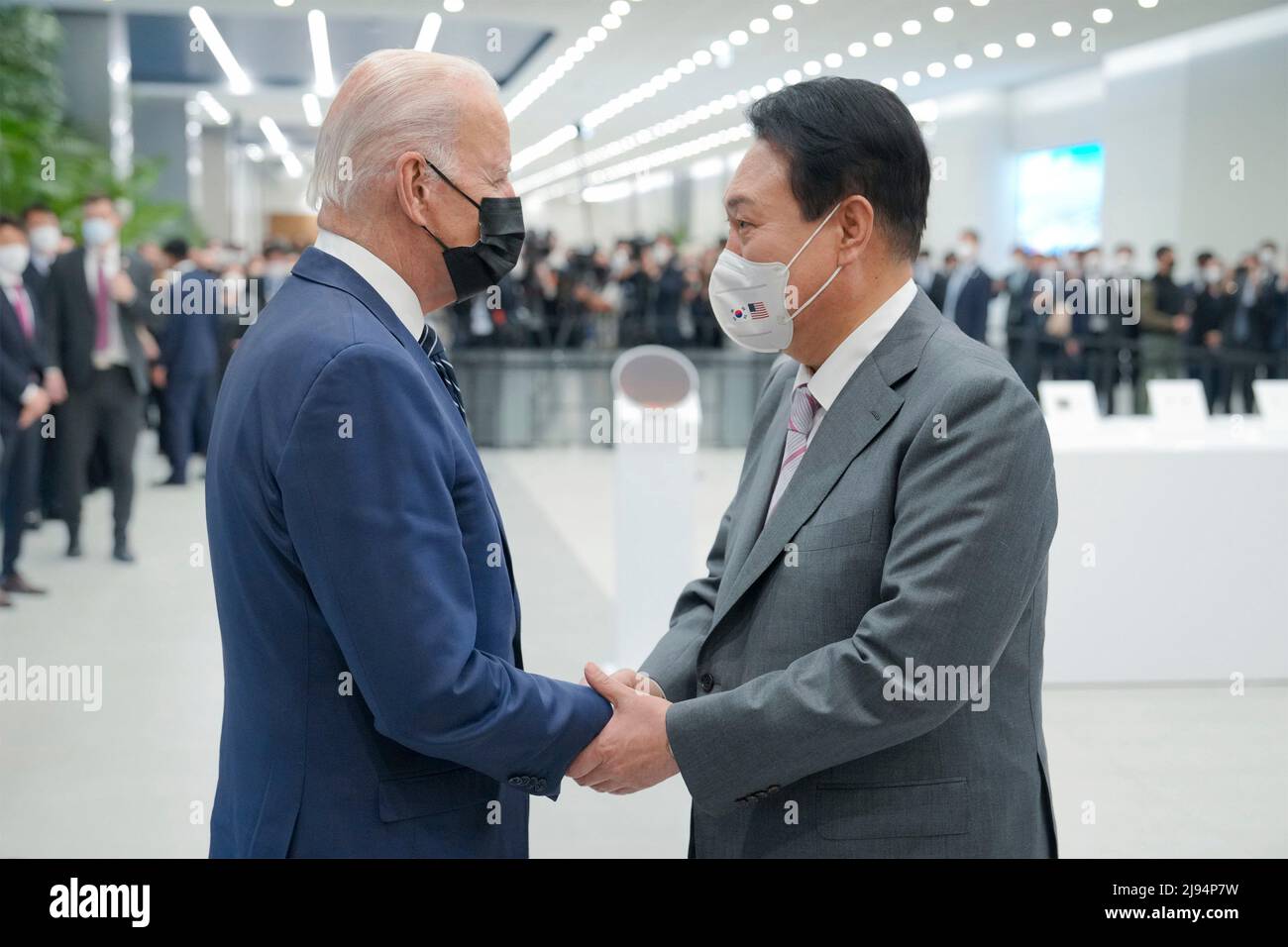 Pyeongtaek, Corée du Sud. 20th mai 2022. Le président américain Joe Biden, est accueilli par le président sud-coréen Yoon Suk-yeol, à droite, lors d'une visite sur le campus de Samsung Electronics Pyeongtaek, le 20 mai 2022 à Pyeongtaek, en Corée du Sud. Crédit : Adam Schultz/White House photo/Alay Live News Banque D'Images