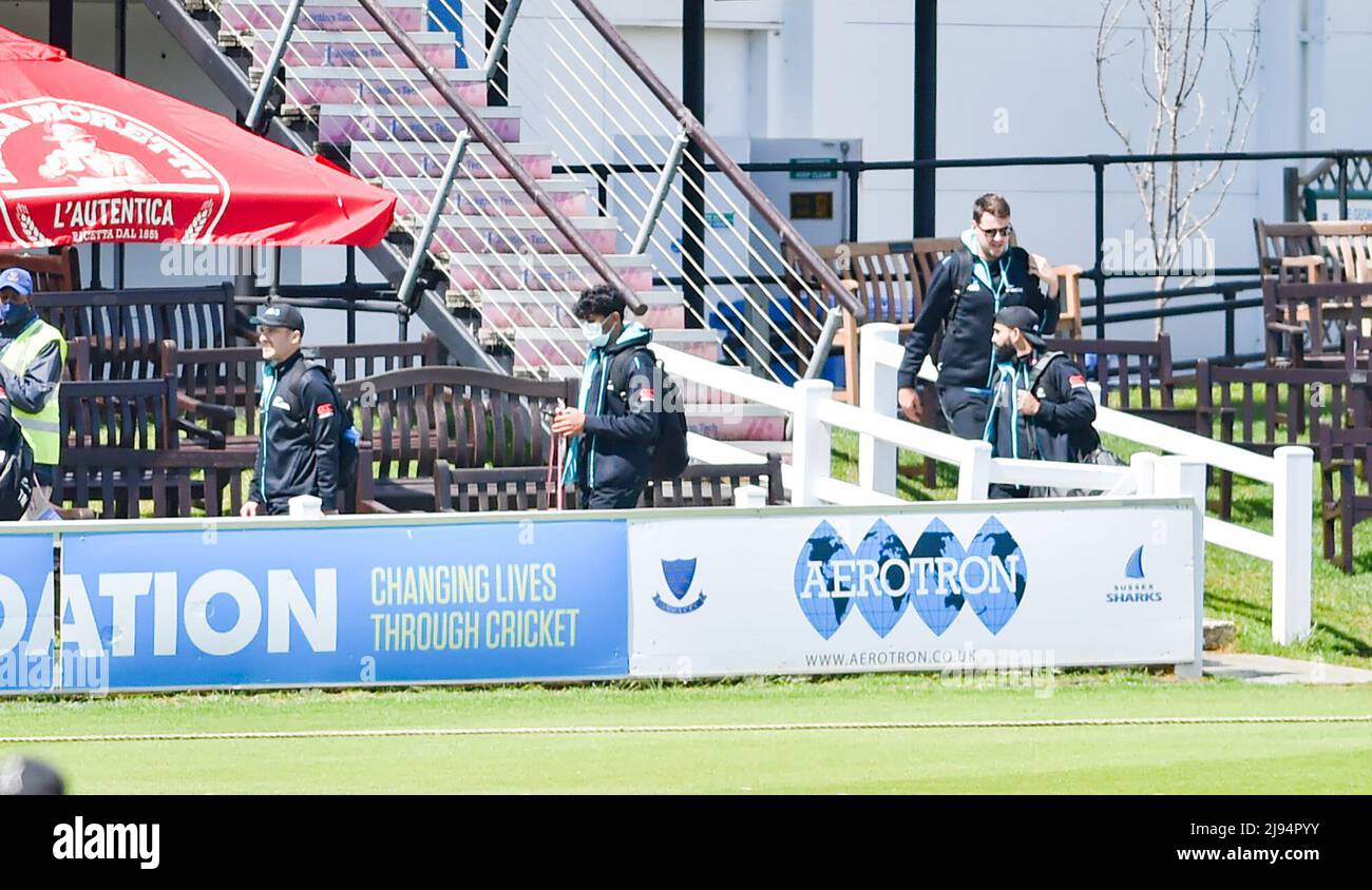 Hove Royaume-Uni 20th mai 2022 - les membres de l'équipe néo-zélandaise partent après que le jeu a été abandonné en raison de l'outfield humide le premier jour du match de cricket entre Sussex et la Nouvelle-Zélande au 1st Central County Ground Hove . : Crédit Simon Dack / Alamy Live News Banque D'Images