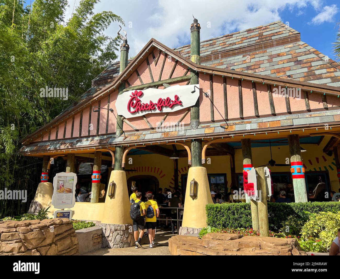 Orlando, FL USA - 11 novembre 2021: L'entrée du Chick Fil Un restaurant à Busch Gardens à Tampa, Florids. Banque D'Images