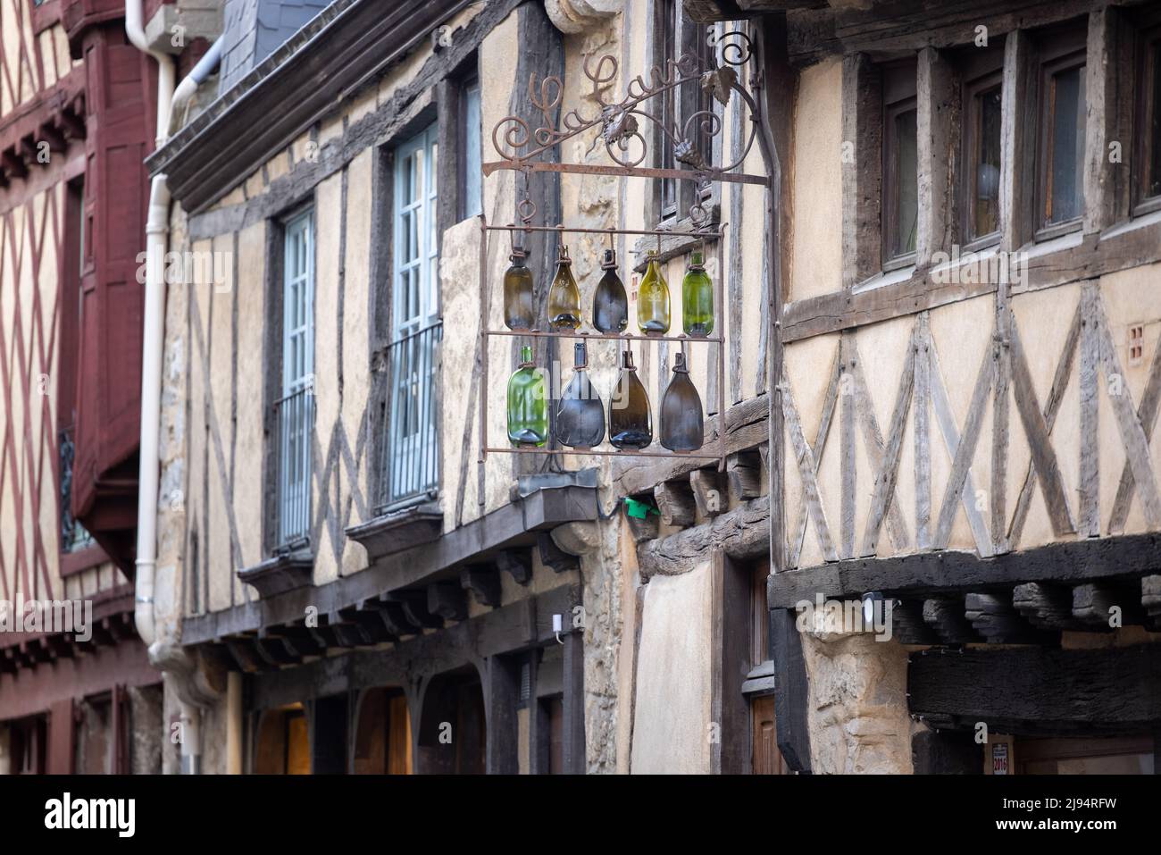 Une boutique de vins dans le Vieux quartier du Mans, Sarthe, France Banque D'Images