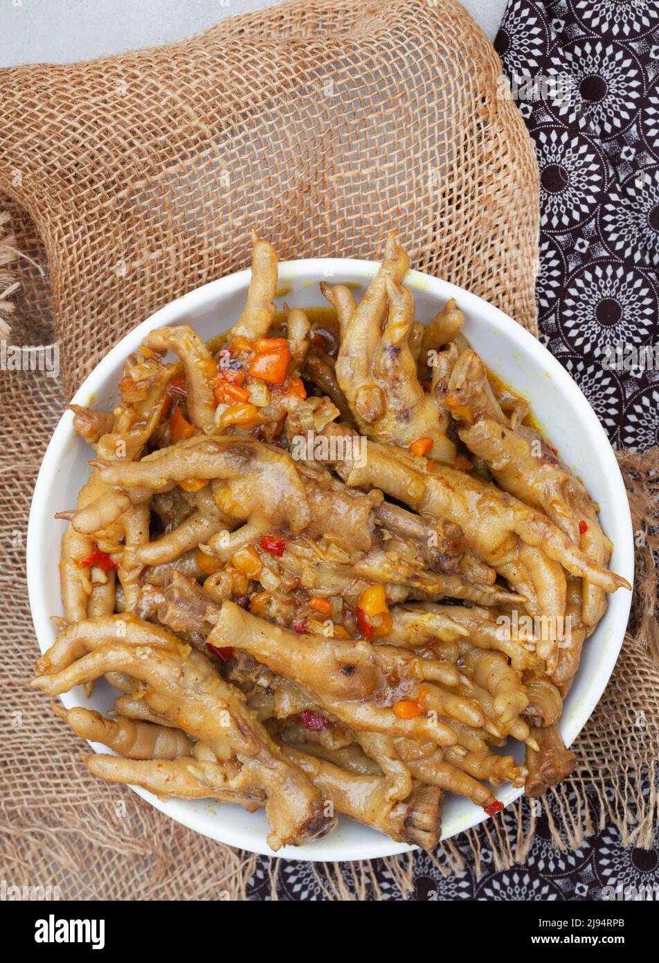 Délicatesse de canton sud-africaine, pieds de poulet cuits ou talkies-walkies avec oignon et sauce Banque D'Images