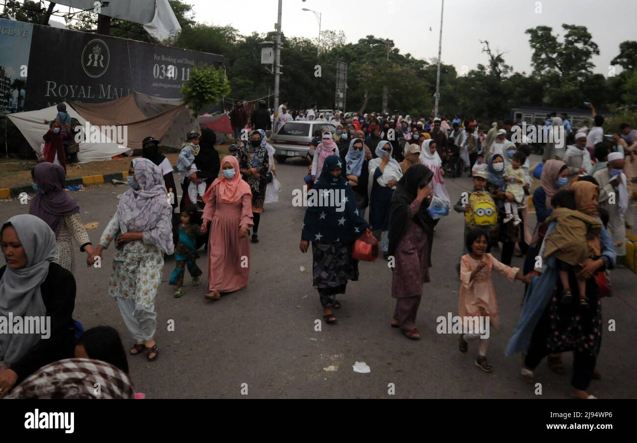 Islamabad, Pakistan. 19th mai 2022. Les Afghans qui ont fui l'Afghanistan vers le Pakistan après que les talibans ont pris le contrôle de leur pays l'an dernier tiennent une manifestation à Islamabad, au Pakistan, le 19 mai 2022, demandant au Haut Commissaire des Nations Unies pour les réfugiés (HCR) des enregistrer et d'aider leur processus de demande d'asile en Europe. (Photo de Raja Imran/Pacific Press/Sipa USA) crédit: SIPA USA/Alay Live News Banque D'Images