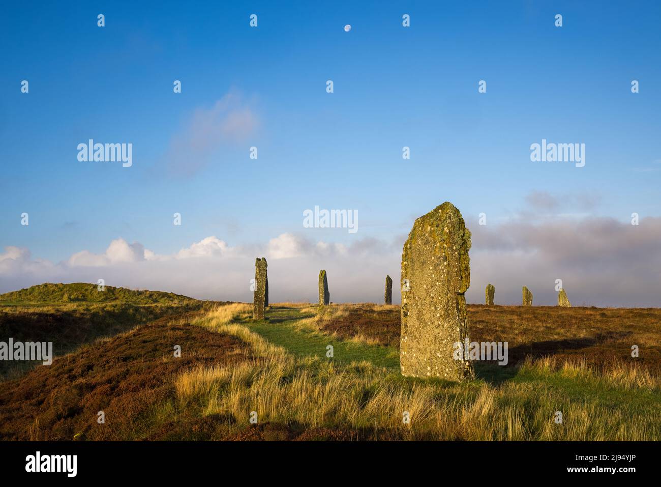 La lune au-dessus de l'anneau de Brodgar, Mainland, Orcades, Écosse, Royaume-Uni Banque D'Images