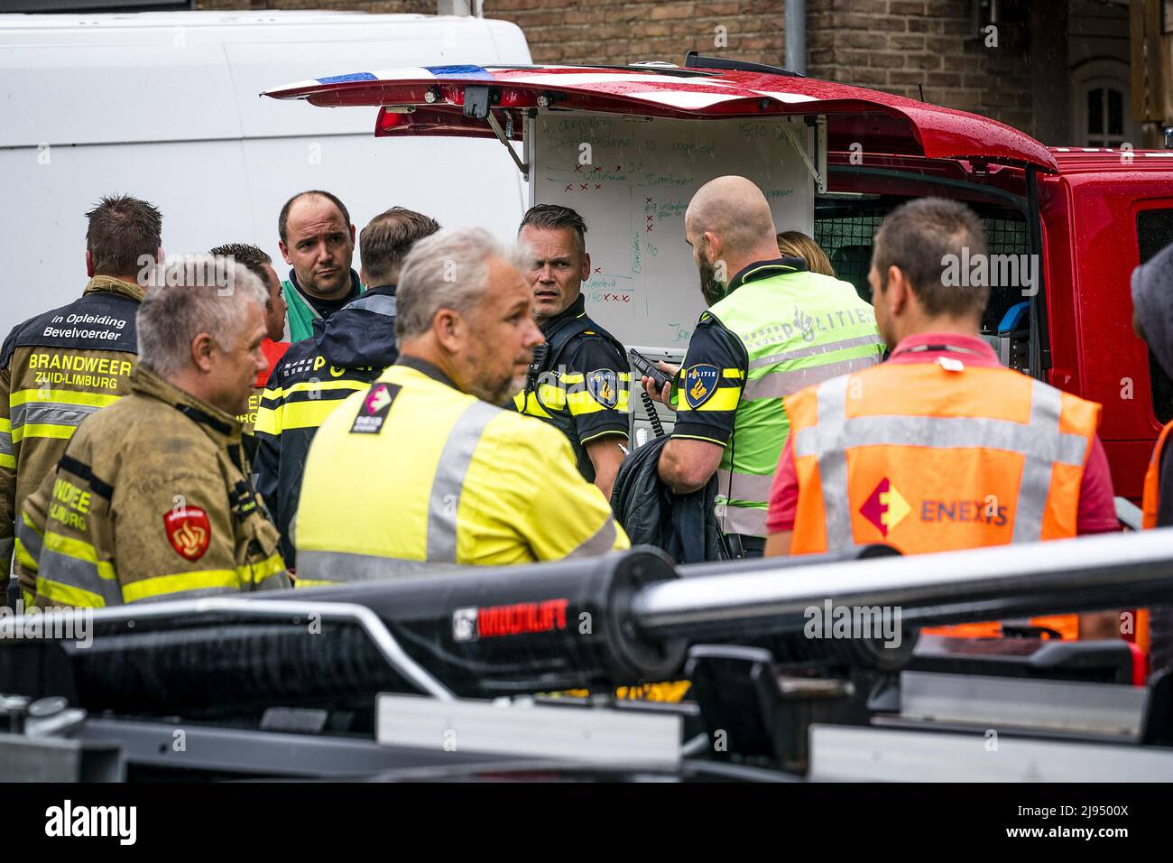 2022-05-20 16:12:43 BEEK - Une maison au bord de l'effondrement après de graves tempêtes. Le vent a soufflé une grande partie du toit de la maison sur Beatrixstraat, et la maison est maintenant en danger de s'effondrer. Les intempéries ont particulièrement fait des ravages dans l'ancienne région minière de l'Ouest, autour de Sittard et de Geleen. ANP ROB ANGELAAR pays-bas sortie - belgique sortie Banque D'Images