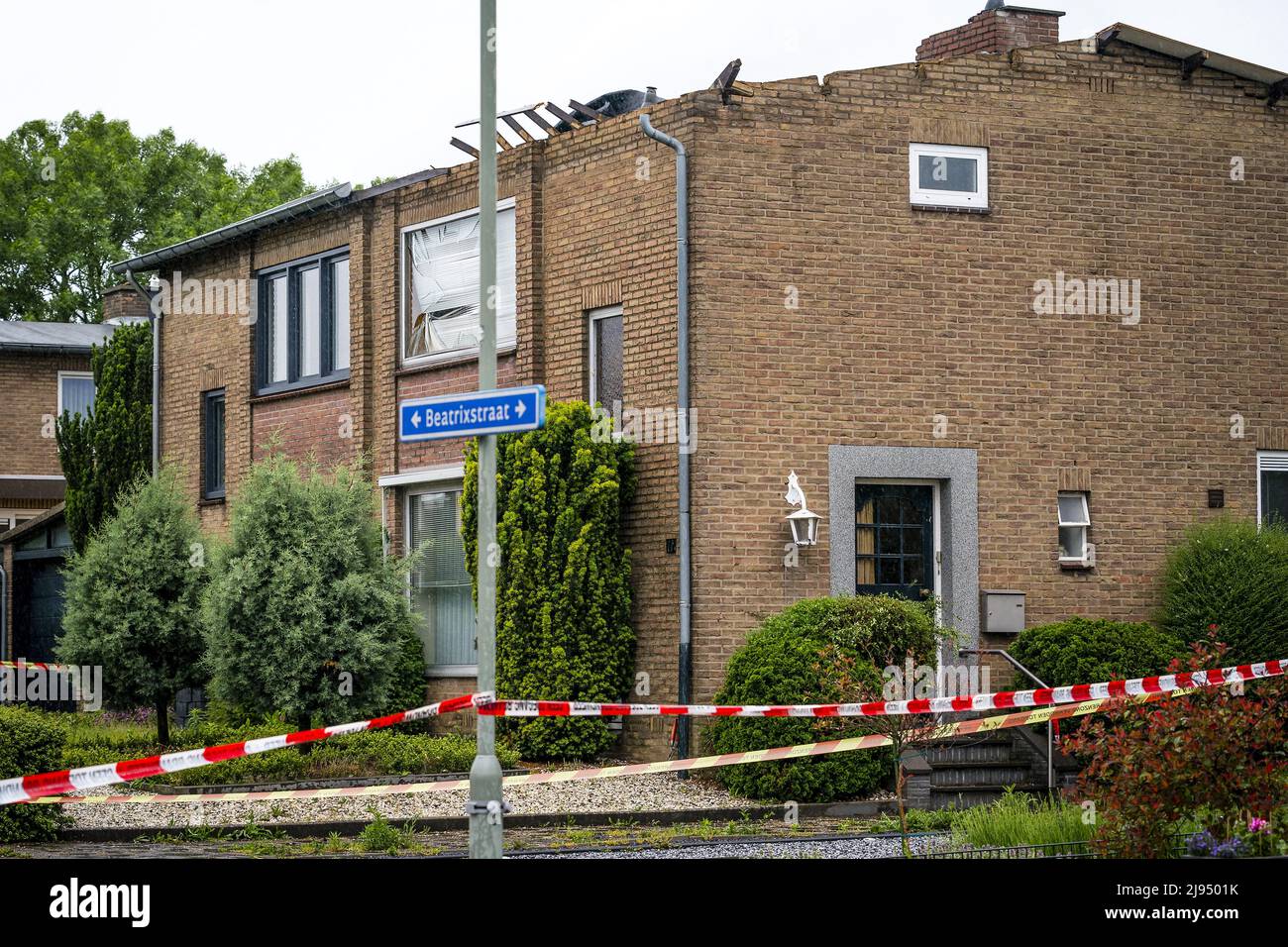 2022-05-20 16:14:01 BEEK - Une maison au bord de l'effondrement après de graves tempêtes. Le vent a soufflé une grande partie du toit de la maison sur Beatrixstraat, et la maison est maintenant en danger de s'effondrer. Les intempéries ont particulièrement fait des ravages dans l'ancienne région minière de l'Ouest, autour de Sittard et de Geleen. ANP ROB ANGELAAR pays-bas sortie - belgique sortie Banque D'Images