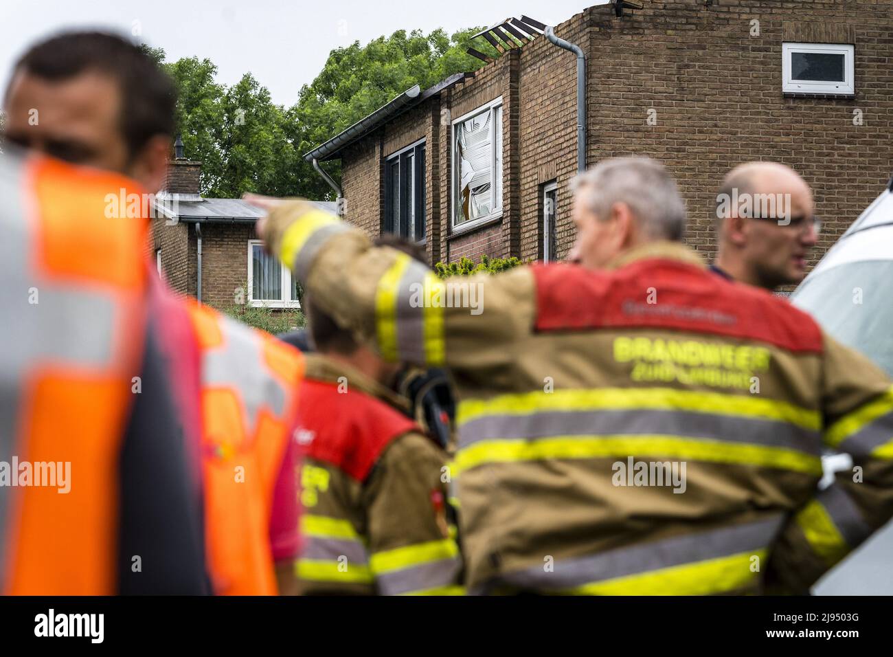 2022-05-20 16:15:47 BEEK - Une maison au bord de l'effondrement après de graves tempêtes. Le vent a soufflé une grande partie du toit de la maison sur Beatrixstraat, et la maison est maintenant en danger de s'effondrer. Les intempéries ont particulièrement fait des ravages dans l'ancienne région minière de l'Ouest, autour de Sittard et de Geleen. ANP ROB ANGELAAR pays-bas sortie - belgique sortie Banque D'Images