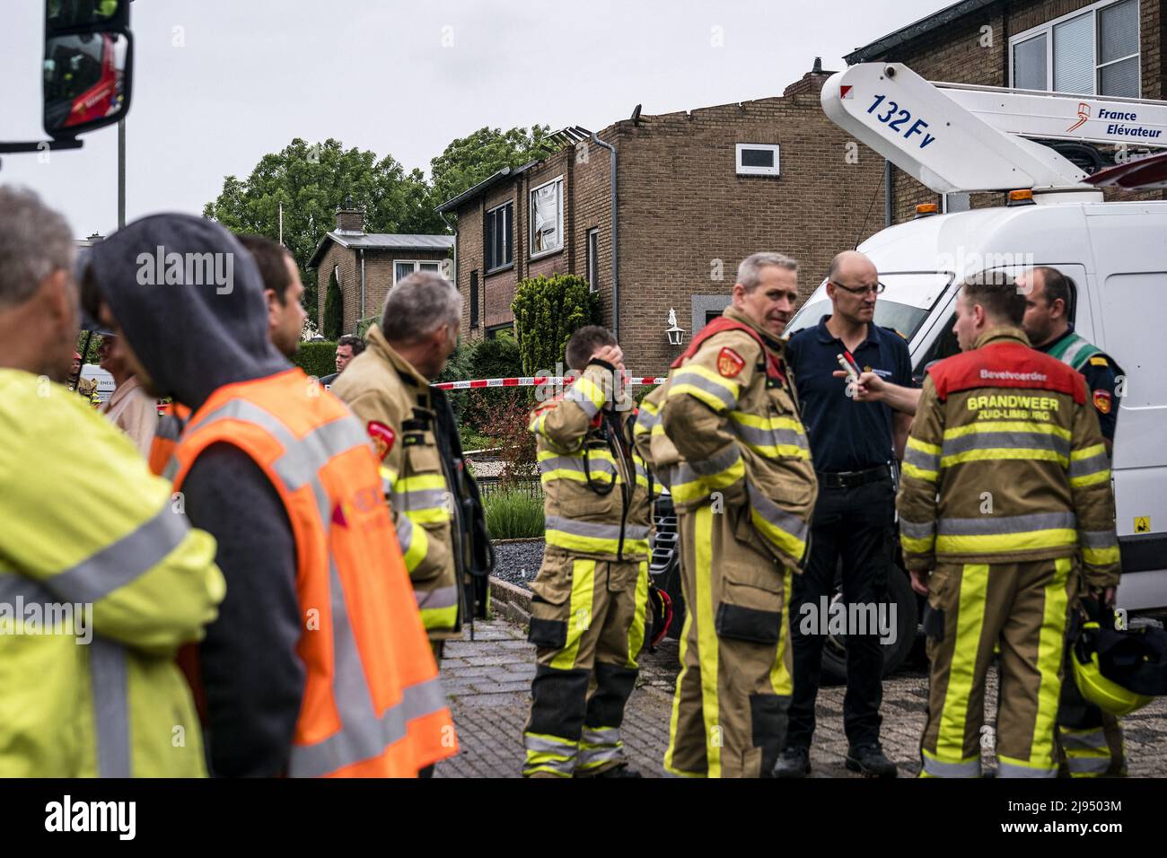 2022-05-20 16:17:29 BEEK - Une maison au bord de l'effondrement après de graves tempêtes. Le vent a soufflé une grande partie du toit de la maison sur Beatrixstraat, et la maison est maintenant en danger de s'effondrer. Les intempéries ont particulièrement fait des ravages dans l'ancienne région minière de l'Ouest, autour de Sittard et de Geleen. ANP ROB ANGELAAR pays-bas sortie - belgique sortie Banque D'Images