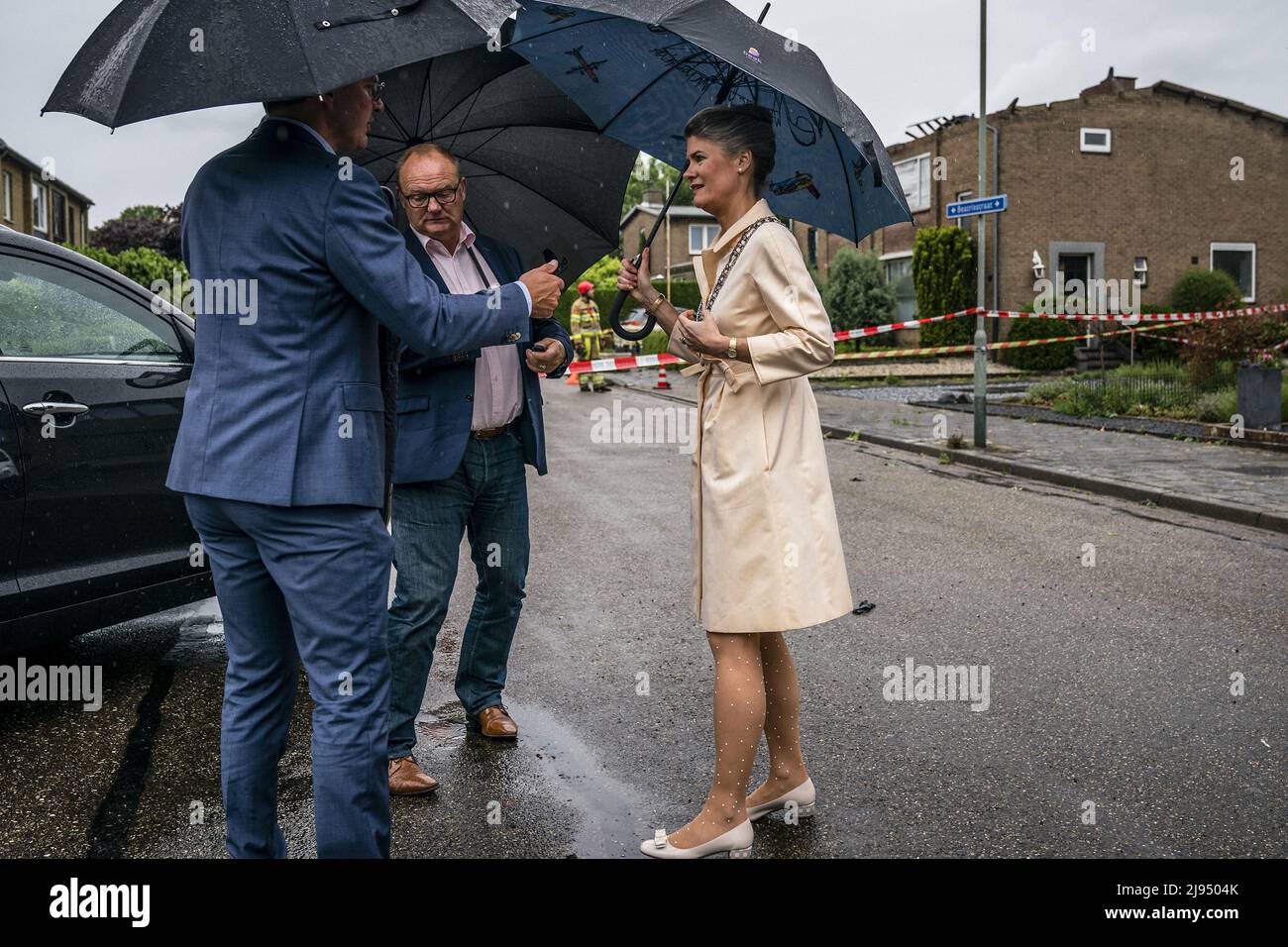 2022-05-20 16:16:21 BEEK - Maire Christine van Basten-Boddin van Beek près d'une maison s'effondre après de graves tempêtes. Le vent a soufflé une grande partie du toit de la maison sur Beatrixstraat, et la maison est maintenant en danger de s'effondrer. Les intempéries ont particulièrement fait des ravages dans l'ancienne région minière de l'Ouest, autour de Sittard et de Geleen. ANP ROB ANGELAAR pays-bas sortie - belgique sortie Banque D'Images
