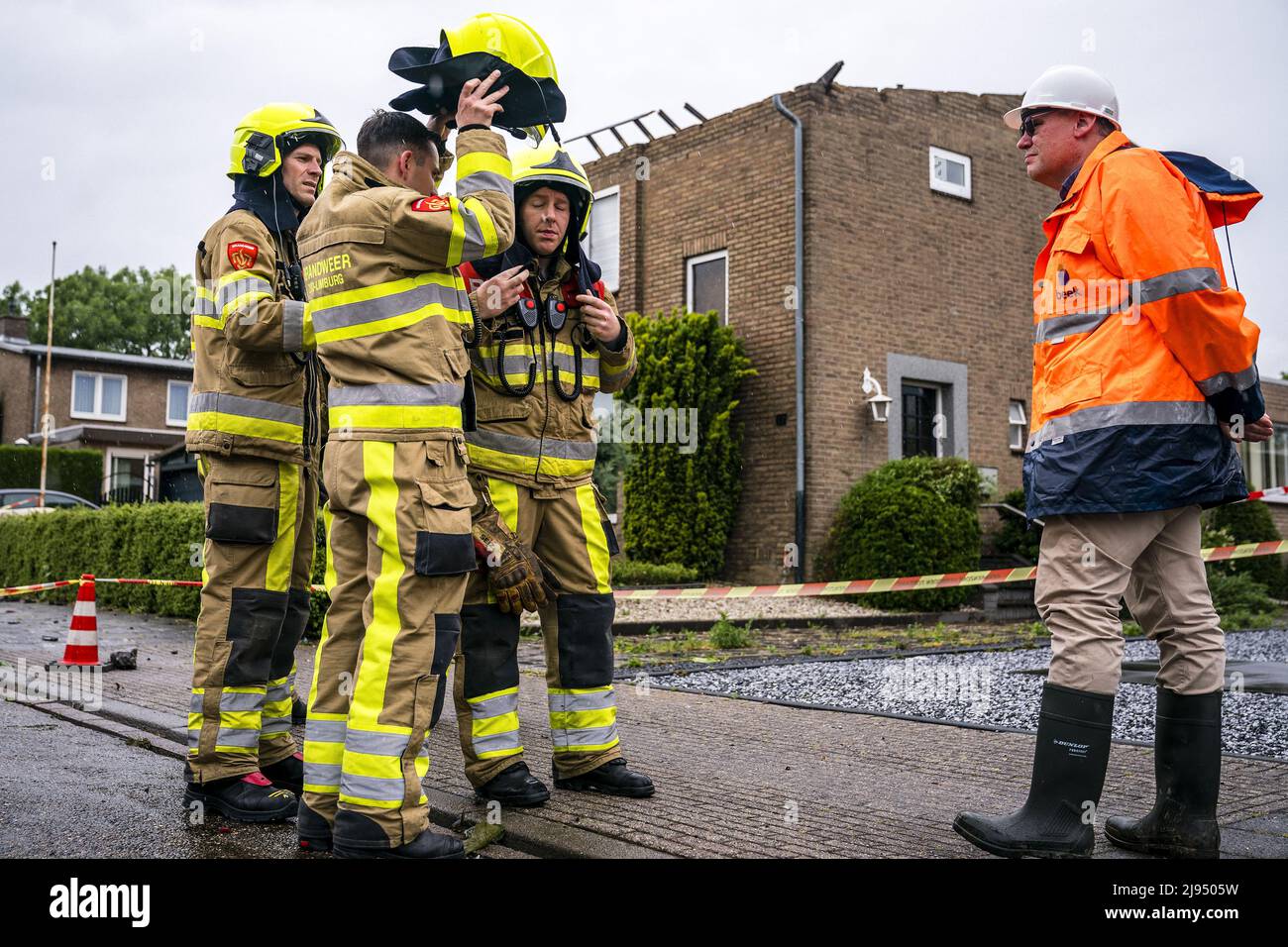 2022-05-20 16:18:24 BEEK - Une maison au bord de l'effondrement après de graves tempêtes. Le vent a soufflé une grande partie du toit de la maison sur Beatrixstraat, et la maison est maintenant en danger de s'effondrer. Les intempéries ont particulièrement fait des ravages dans l'ancienne région minière de l'Ouest, autour de Sittard et de Geleen. ANP ROB ANGELAAR pays-bas sortie - belgique sortie Banque D'Images
