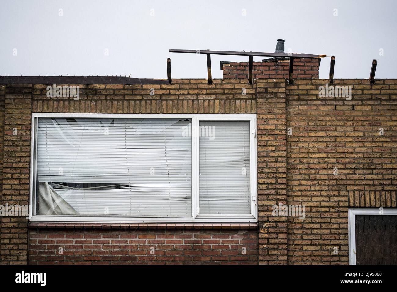 2022-05-20 16:17:38 BEEK - Une maison au bord de l'effondrement après de graves tempêtes. Le vent a soufflé une grande partie du toit de la maison sur Beatrixstraat, et la maison est maintenant en danger de s'effondrer. Les intempéries ont particulièrement fait des ravages dans l'ancienne région minière de l'Ouest, autour de Sittard et de Geleen. ANP ROB ANGELAAR pays-bas sortie - belgique sortie Banque D'Images