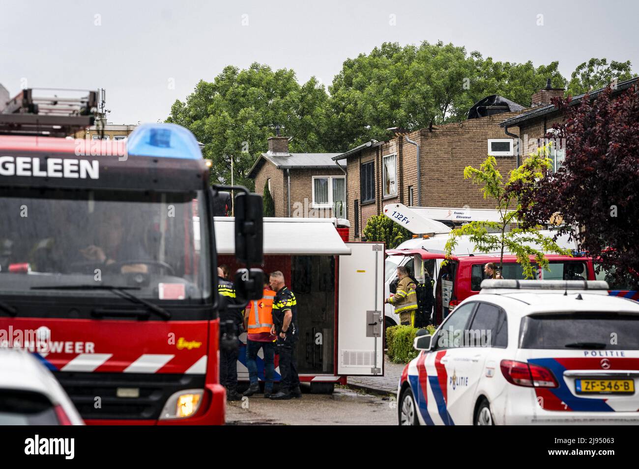 2022-05-20 16:19:44 BEEK - Une maison au bord de l'effondrement après de graves tempêtes. Le vent a soufflé une grande partie du toit de la maison sur Beatrixstraat, et la maison est maintenant en danger de s'effondrer. Les intempéries ont particulièrement fait des ravages dans l'ancienne région minière de l'Ouest, autour de Sittard et de Geleen. ANP ROB ANGELAAR pays-bas sortie - belgique sortie Banque D'Images