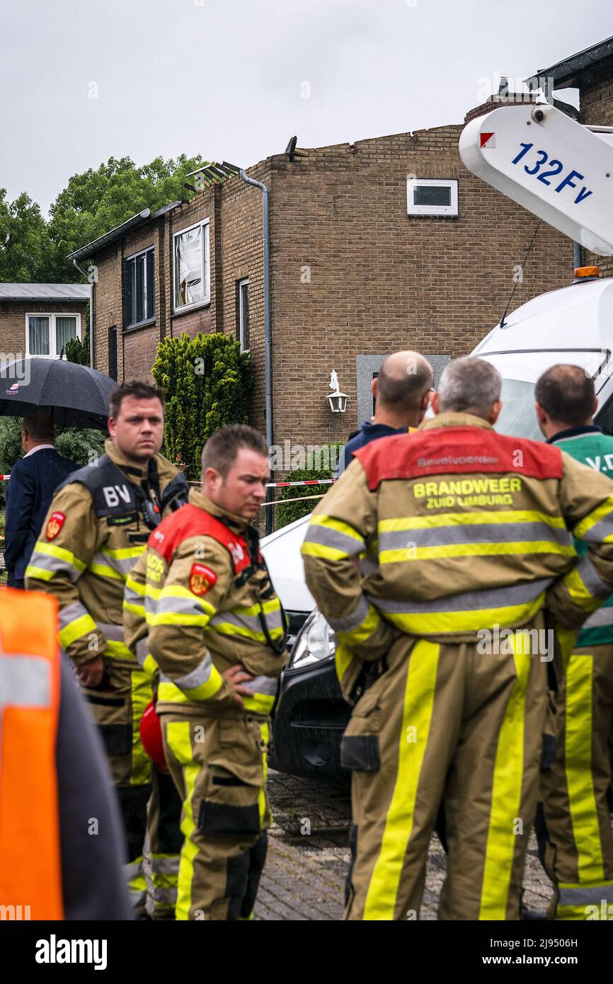 2022-05-20 16:17:46 BEEK - Une maison au bord de l'effondrement après de graves tempêtes. Le vent a soufflé une grande partie du toit de la maison sur Beatrixstraat, et la maison est maintenant en danger de s'effondrer. Les intempéries ont particulièrement fait des ravages dans l'ancienne région minière de l'Ouest, autour de Sittard et de Geleen. ANP ROB ANGELAAR pays-bas sortie - belgique sortie Banque D'Images