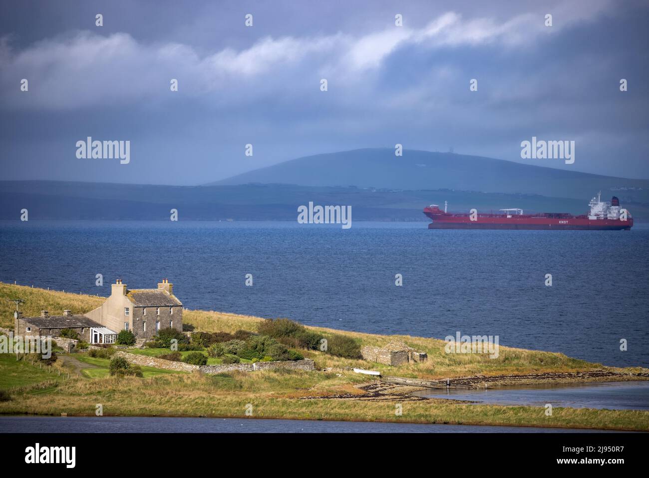 Un pétrolier à Scala Flow au large de Hoxa, South Ronaldsay, Orkney Isles, Écosse, Royaume-Uni Banque D'Images