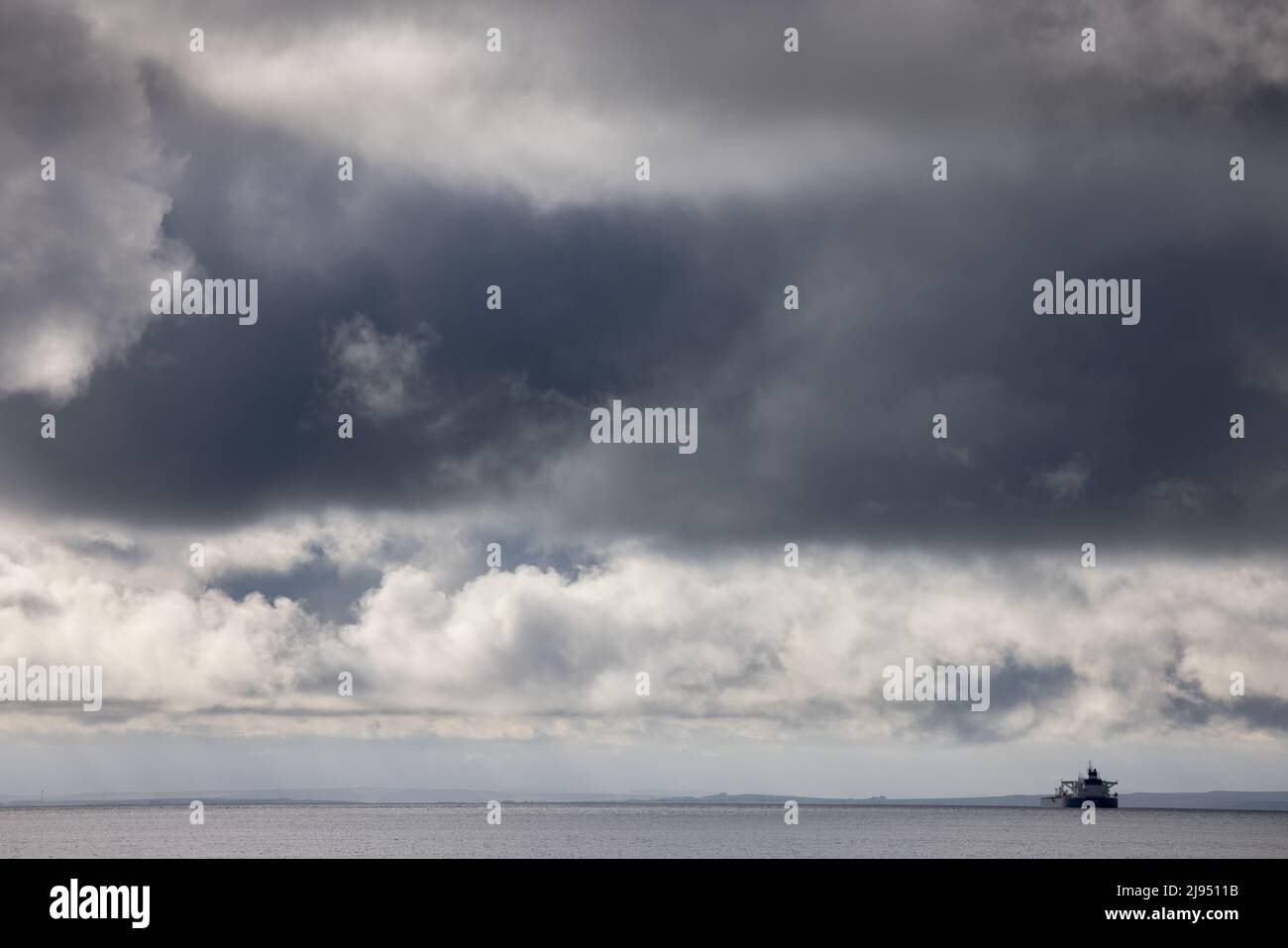 Un pétrolier sortant de Scala Flow, Orkney Isles, Écosse, Royaume-Uni Banque D'Images