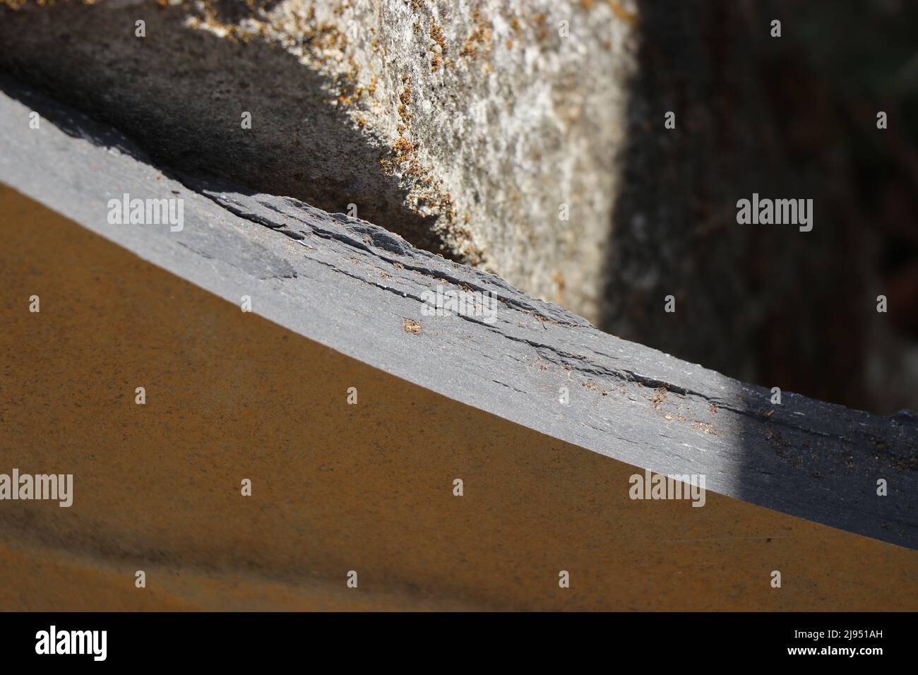 Morceau de granit coupé en tranches avec une vue claire de son intérieur et des bords Banque D'Images