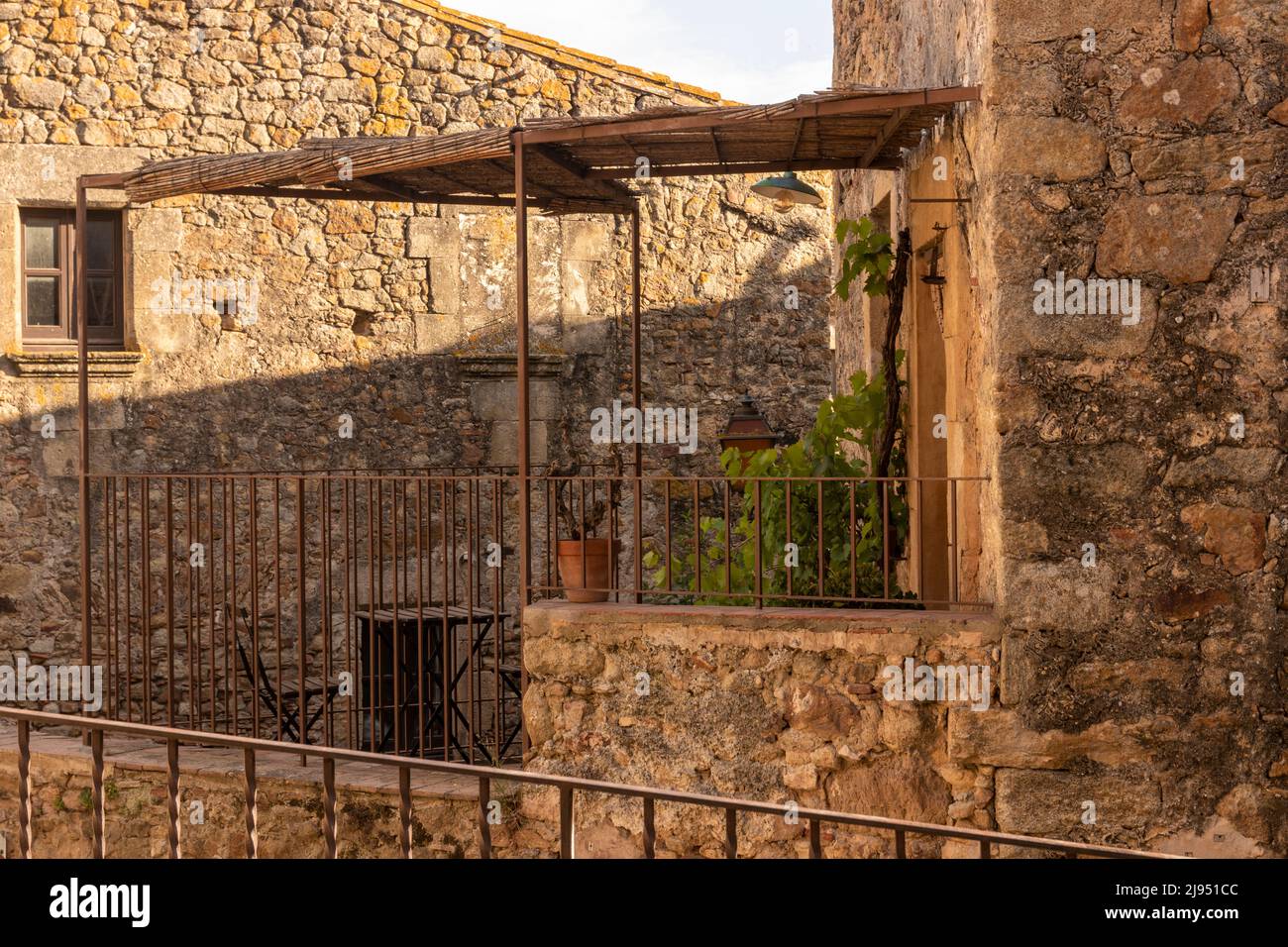 terrasse dans une ancienne maison en pierre dans la ville méditerranéenne de pals sur la costa brava Banque D'Images