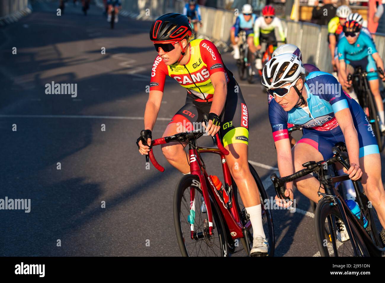 Les femmes qui font la course à vélo de la série Sportsbreaks Tour se sont inscrites au cinquième tour de course à Clacton on Sea, Essex, Royaume-Uni. Circuit de rue Critérium course sur route Banque D'Images Les femmes qui font la course à vélo de la série Sportsbreaks Tour se sont inscrites au cinquième tour de course à Clacton on Sea, Essex, Royaume-Uni. Circuit de rue Critérium course sur route Banque D'Images
