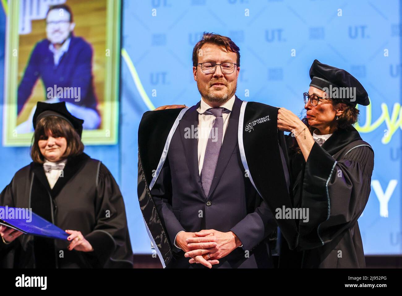 2022-05-20 16:24:53 ENSCHEDE - Prince Constantijn portera la kappa appartenant à un doctorat honorifique à l'Université de Twente qui célèbre son anniversaire de 60th. ANP VINCENT JANNINK pays-bas sortie - belgique sortie Banque D'Images