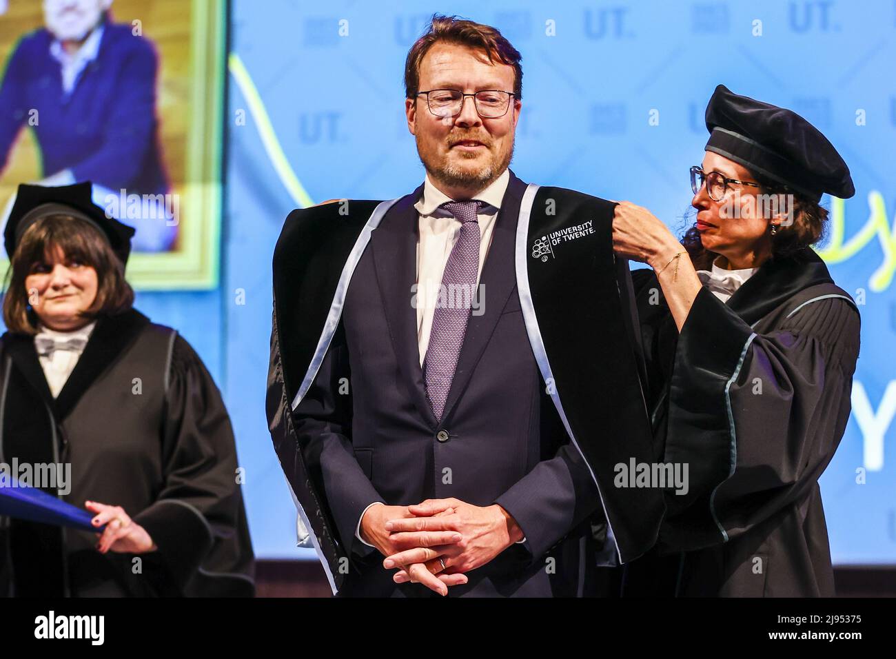 2022-05-20 16:24:53 ENSCHEDE - Prince Constantijn portera la kappa appartenant à un doctorat honorifique à l'Université de Twente qui célèbre son anniversaire de 60th. ANP VINCENT JANNINK pays-bas sortie - belgique sortie Banque D'Images