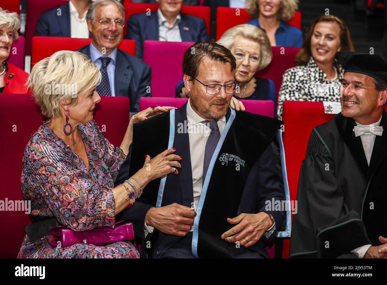 2022-05-20 16:42:02 ENSCHEDE - Princess Laurentien corrige la kappa du Prince Constantijn après avoir reçu un doctorat honorifique à l'Université de Twente, qui célèbre son anniversaire de 60th. En arrière-plan, Jantien Brinkhorst-Heringa, Laurens Jan Brinkhorst, Princess Beatrix (lr). ANP VINCENT JANNINK pays-bas sortie - belgique sortie Banque D'Images