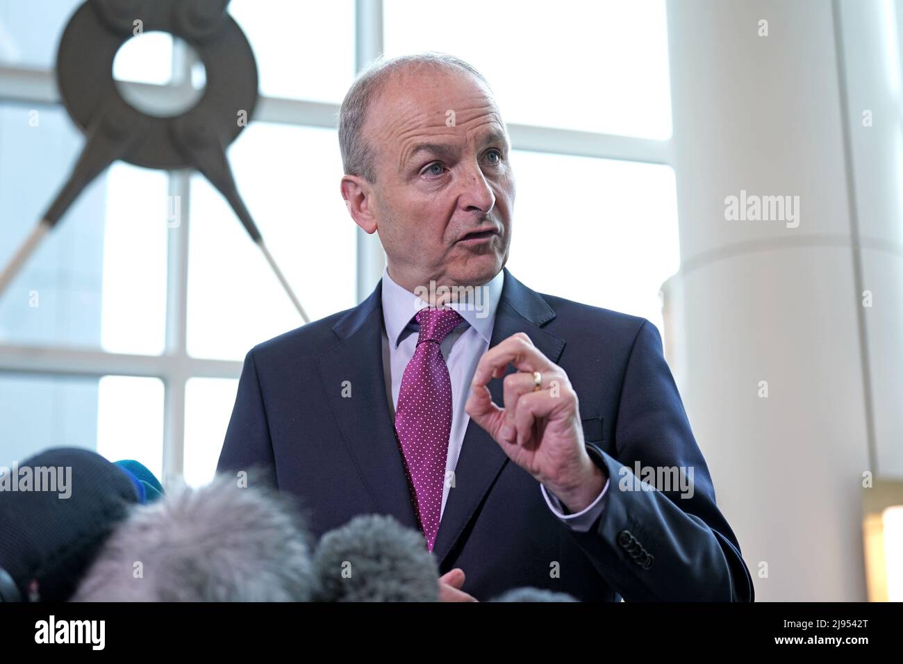 Taoiseach Micheal Martin parle aux médias à l'hôtel Grand Central, lors de sa visite à Belfast pour des entretiens de protocole de ni avec les dirigeants de Stormont et de rencontrer des représentants d'affaires, à l'hôtel Grand Central, à Belfast. Date de la photo: Vendredi 20 mai 2022. Banque D'Images