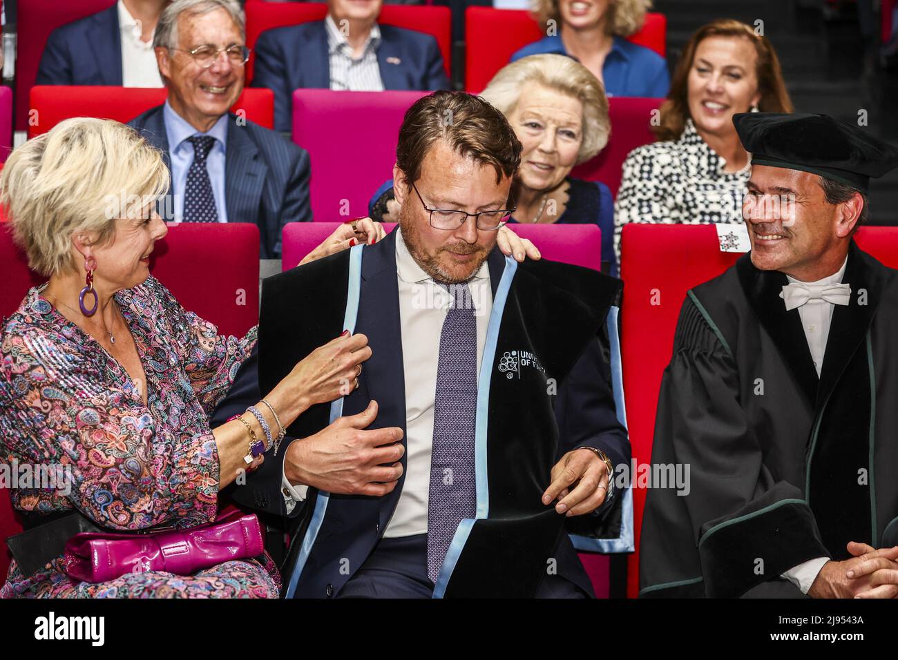 2022-05-20 16:42:02 ENSCHEDE - Princess Laurentien corrige la kappa du Prince Constantijn après avoir reçu un doctorat honorifique à l'Université de Twente, qui célèbre son anniversaire de 60th. En arrière-plan Laurens Jan Brinkhorst, princesse Beatrix (lr). ANP VINCENT JANNINK pays-bas sortie - belgique sortie Banque D'Images