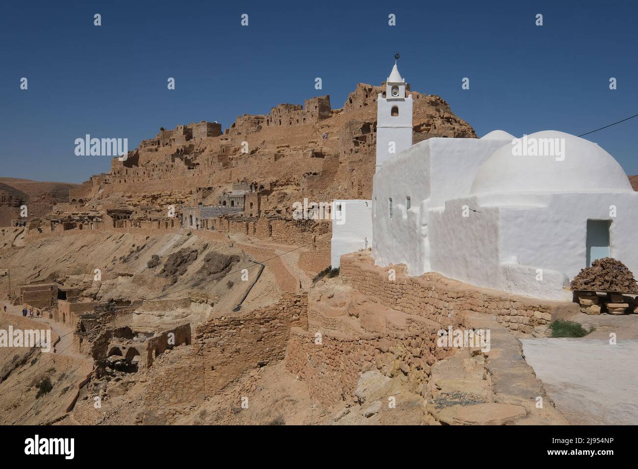 Vue sur une mosquée blanche à Chenini, ville déserte de la vieille ville berbère, au sommet d'une colline, en Tunisie . Un village berbère ruiné dans le district de Tataouine, Tunisie Banque D'Images