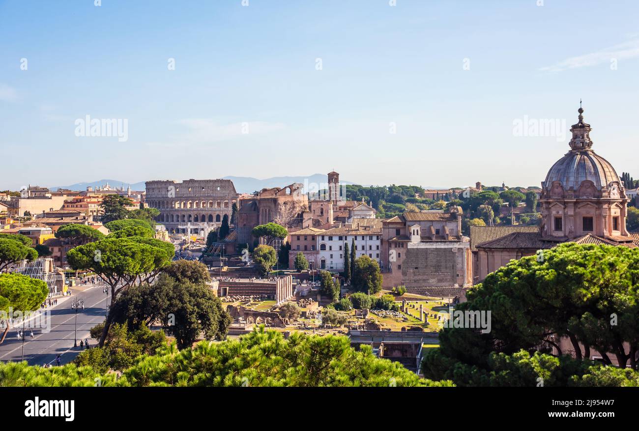 Vue sur le Forum Romanum et le Colisée depuis la colline du Capitole, en Italie, à Rome Banque D'Images