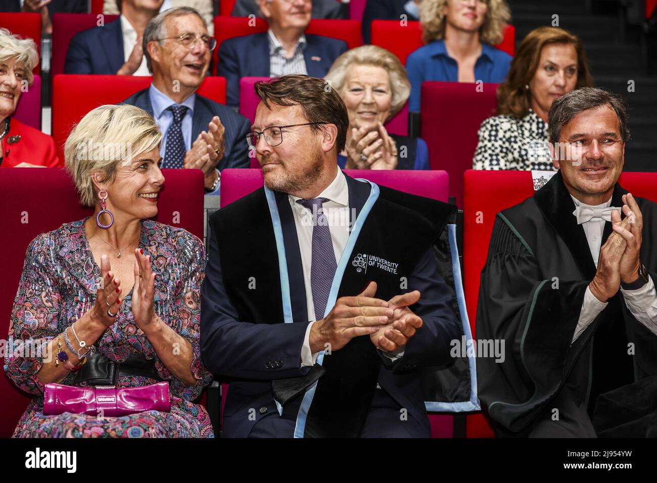 2022-05-20 16:42:36 ENSCHEDE - Princess Laurentien regarde le Prince Constantijn après avoir reçu un doctorat honorifique à l'Université de Twente, qui célèbre son anniversaire de 60th. En arrière-plan, Jantien Brinkhorst-Heringa, Laurens Jan Brinkhorst, Princess Beatrix (lr). ANP VINCENT JANNINK pays-bas sortie - belgique sortie Banque D'Images