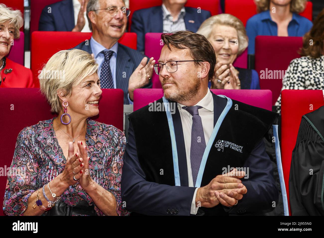 2022-05-20 16:42:35 ENSCHEDE - Princess Laurentien regarde le Prince Constantijn après avoir reçu un doctorat honorifique à l'Université de Twente, qui célèbre son anniversaire de 60th. En arrière-plan, Jantien Brinkhorst-Heringa, Laurens Jan Brinkhorst, Princess Beatrix (lr). ANP VINCENT JANNINK pays-bas sortie - belgique sortie Banque D'Images