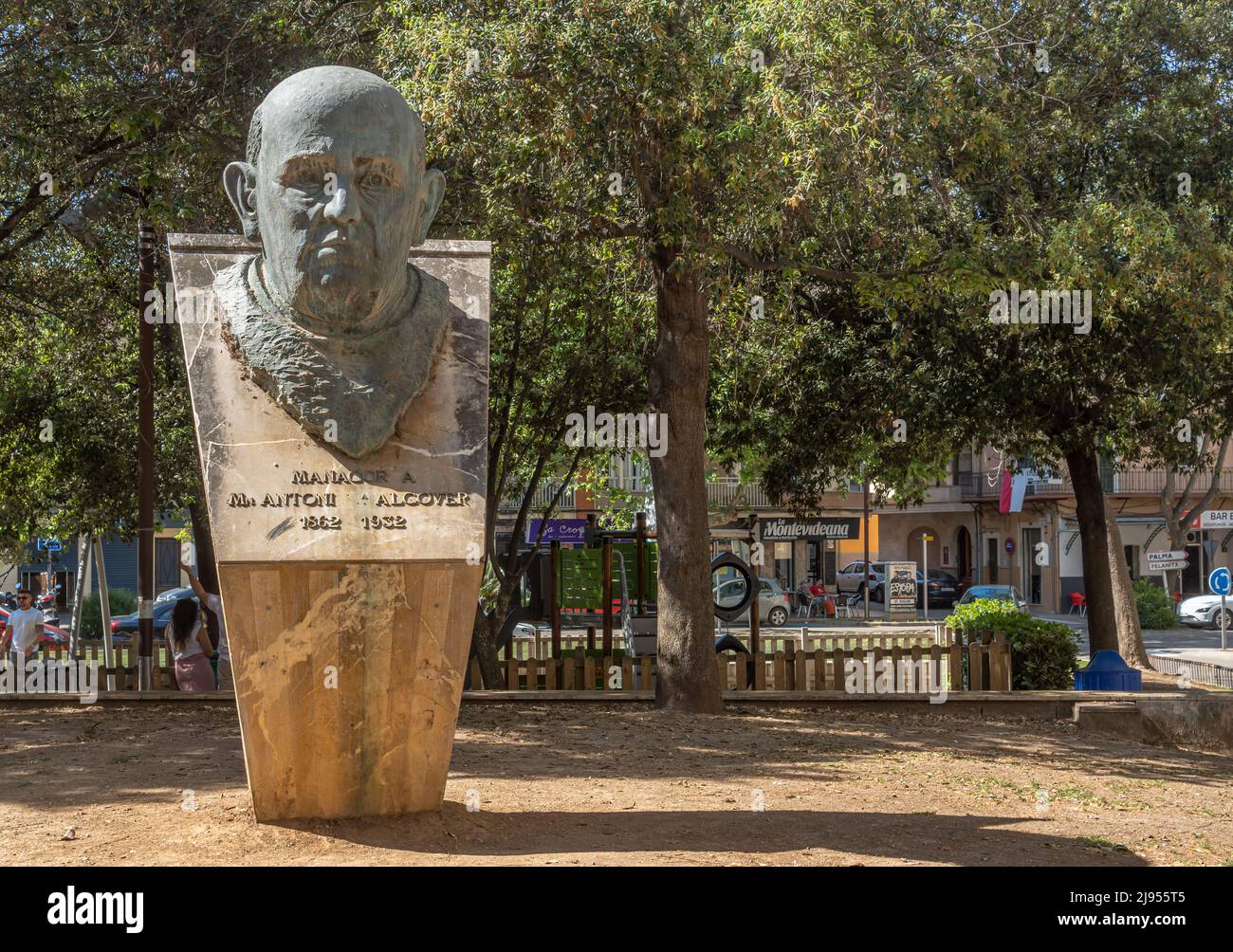 Manacor, Espagne; mai 14 2022: Buste sculptural en bronze de Mossen Antoni Alcover, situé dans un parc dans le centre historique de la ville majorquine de Manaco Banque D'Images