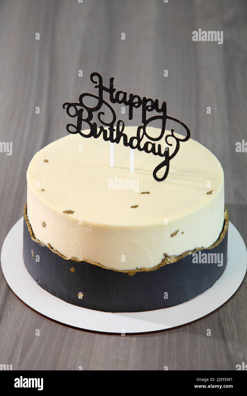 Gâteau de fête pour l'anniversaire d'un enfant. L'inscription sur le gâteau 'joyeux anniversaire!'. Gâteau très beau et original. Desserts culinaires. Banque D'Images