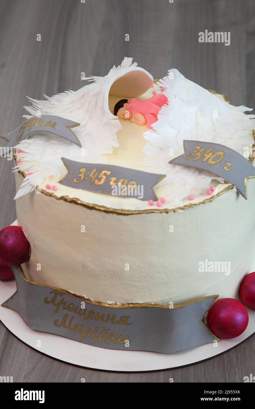Gâteau de fête pour l'anniversaire d'un enfant. L'inscription sur le gâteau: Avec le nom, la date et l'heure de naissance, la taille et le poids de l'enfant. Très beau bab Banque D'Images