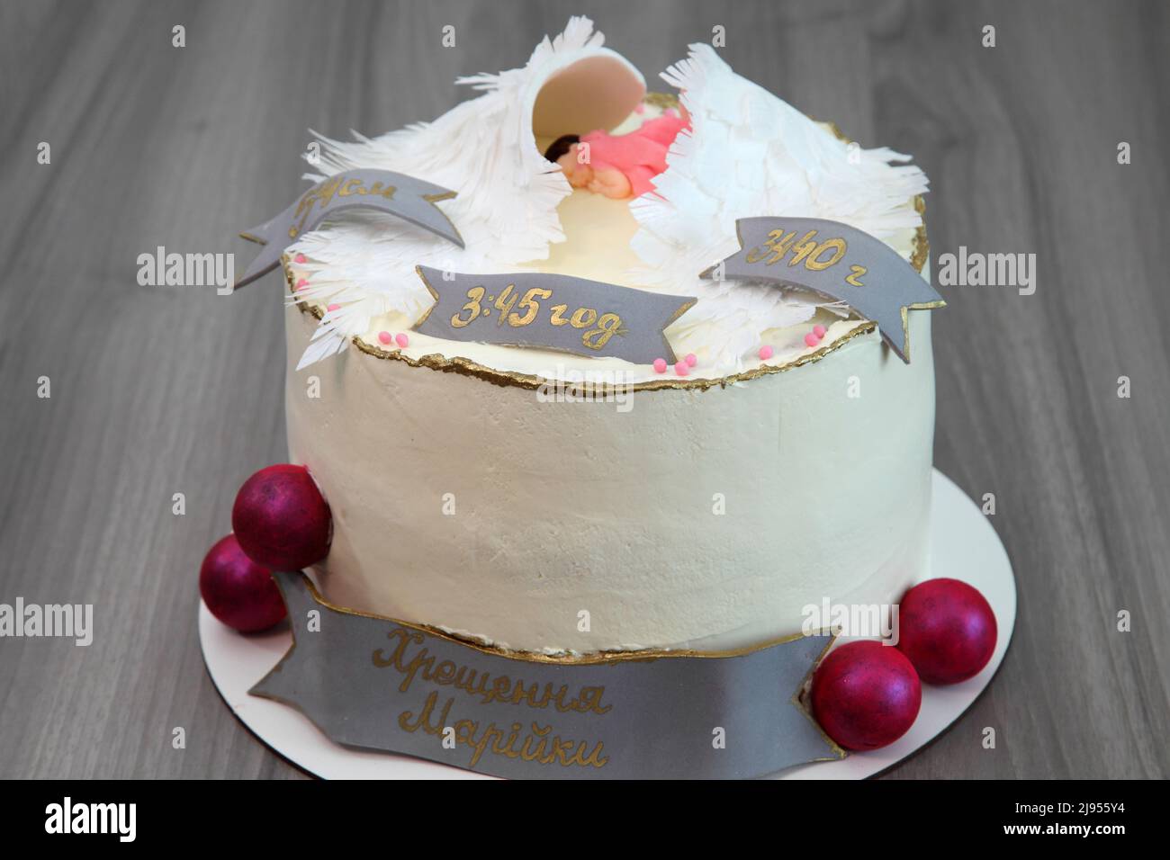 Gâteau de fête pour l'anniversaire d'un enfant. L'inscription sur le gâteau: Avec le nom, la date et l'heure de naissance, la taille et le poids de l'enfant. Très beau bab Banque D'Images