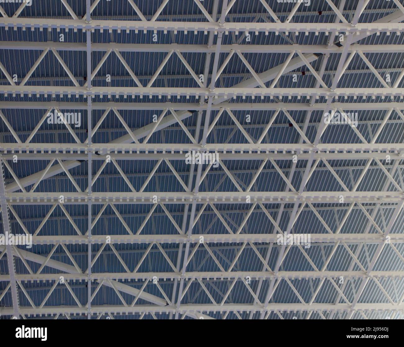 Partie du nouveau toit en construction au stade Santiago Bernabéu Madrid Espagne vu d'en dessous Banque D'Images