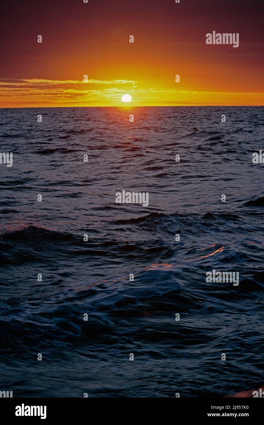Australie. Lever du soleil sur l'océan Pacifique. Banque D'Images