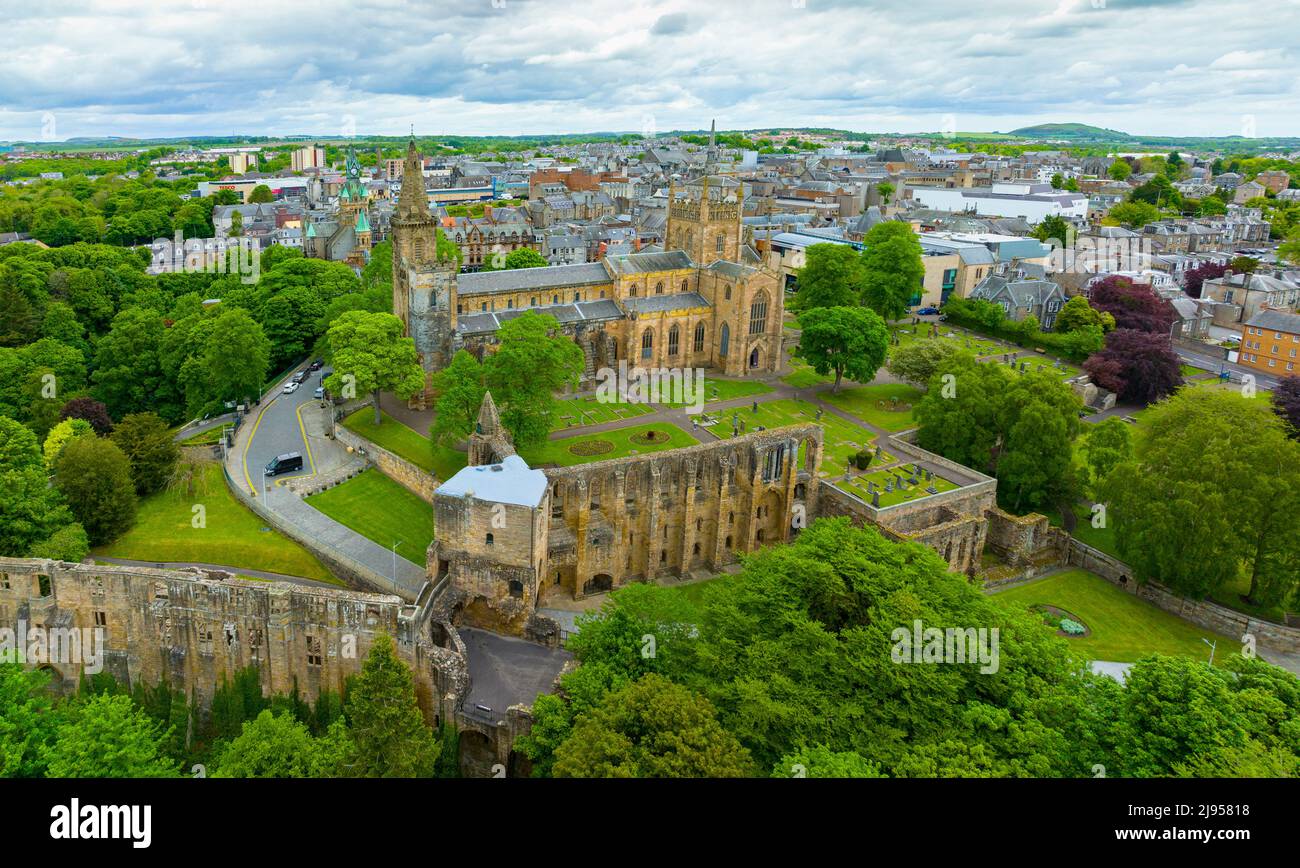 Dunfermline, Fife, Écosse, Royaume-Uni.20 mai 2022. Le lieu de sépulture de Robert The Bruce est de devenir la ville la plus récente d’Écosse dans le cadre du Jubilé de platine de la Reine. Dunfermline a été choisie comme gagnante écossaise du concours pour obtenir le statut de ville grâce à la célébration royale. Elle devient la huitième ville d'Écosse à être classée comme ville. Photo ; vue aérienne de l'abbaye historique de Dunfermline. Iain Masterton/Alamy Live News Banque D'Images