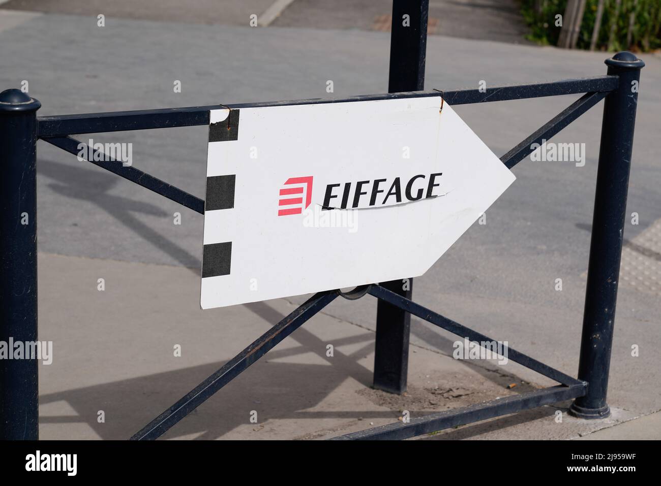 Bordeaux , Aquitaine France - 05 15 2022 : logo de construction Eiffage flèche et texte du signe sur le chantier Banque D'Images