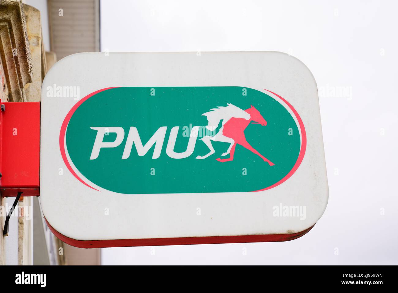 Bordeaux , Aquitaine France - 05 04 2022 : logo PMU marque et texte cheval signe sur la façade avant magasin de paris français organisation de sport boutique Banque D'Images