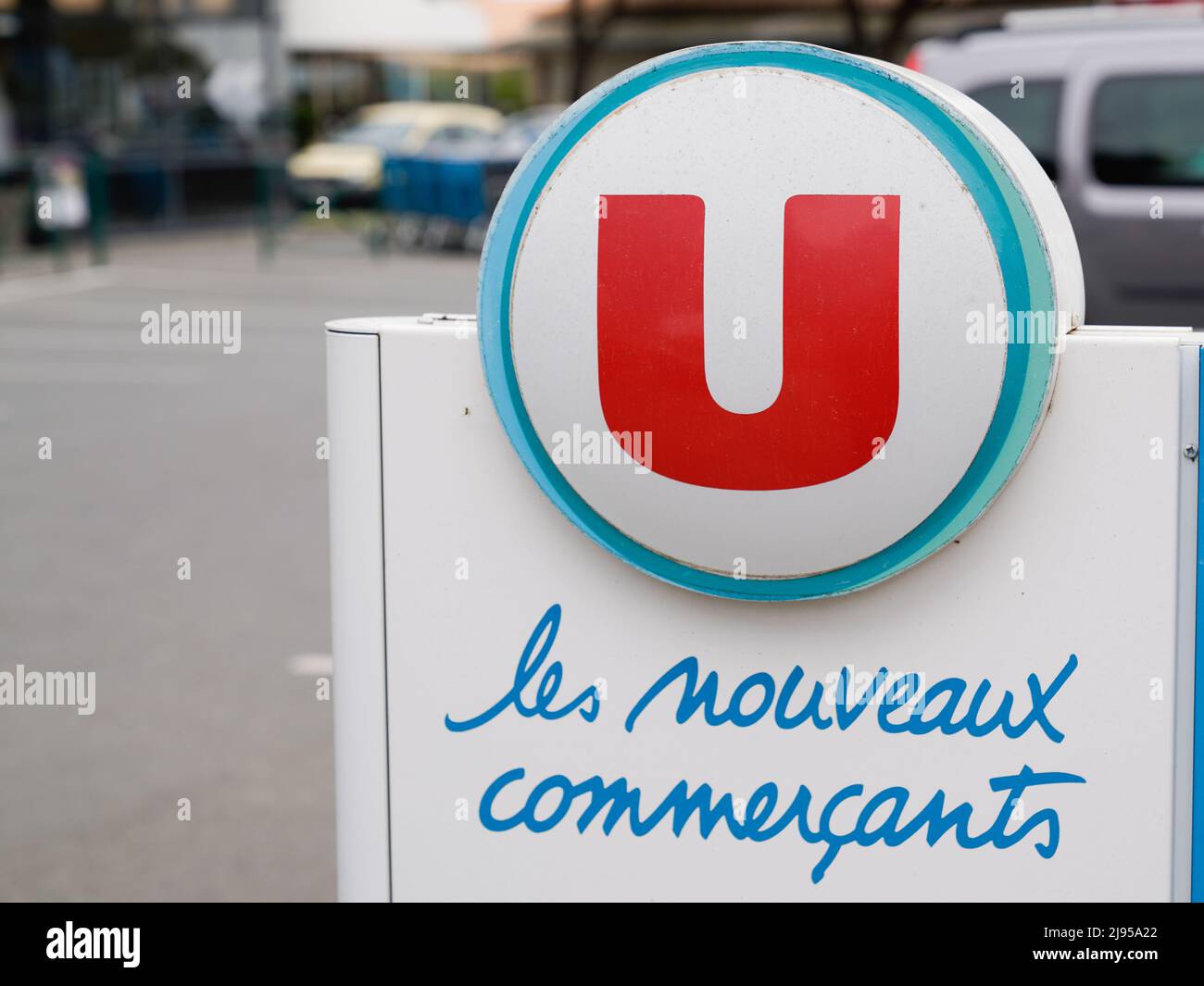 Bordeaux , Aquitaine France - 05 08 2022 : logo Super U signe u et texte panneau de marque supermarché français Banque D'Images