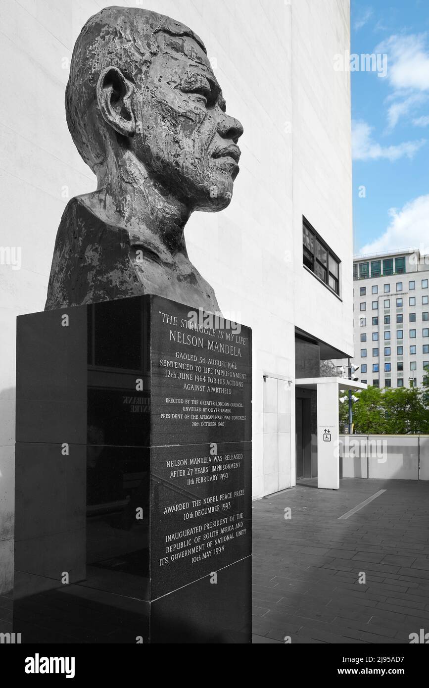 Sculpture de Nelson Mandela à l'extérieur du Royal Festival Hall, South Bank, Londres, Angleterre. Banque D'Images