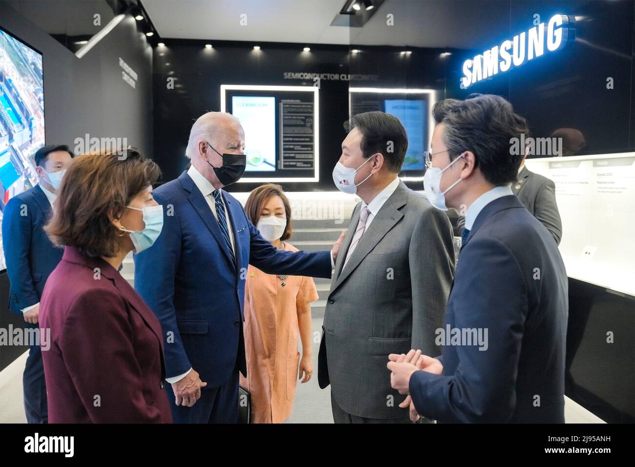 Pyeongtaek, Corée du Sud. 20 mai 2022. Le président américain Joe Biden, à gauche, s'entretient avec le président sud-coréen Yoon Suk-yeol, à droite, lors d'une visite du campus de Samsung Electronics Pyeongtaek, le 20 mai 2022 à Pyeongtaek, en Corée du Sud. Crédit : Adam Schultz/White House photo/Alay Live News Banque D'Images