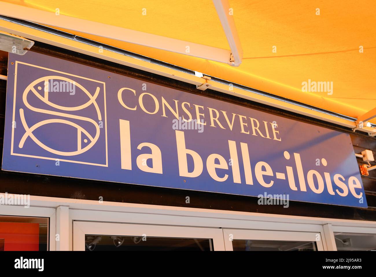 Bordeaux , Aquitaine France - 05 08 2022 : logo de la marque la Belle iloise et texte signe sur la façade French Cannery store Breton Fish sardines shop Banque D'Images