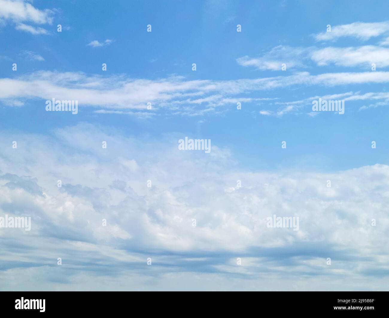 Différentes formes de nuages blancs dans le ciel bleu d'été Banque D'Images Différentes formes de nuages blancs dans le ciel bleu d'été Banque D'Images