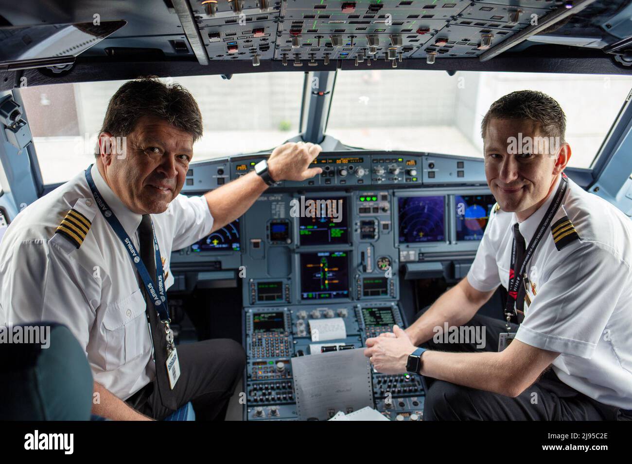 Boston, États-Unis. 20th mai 2022. Boston, ma, le 20th mai : de gauche à droite le capitaine Art Smith et le premier officier Dimitri Smirenski se rendent pour le vol inaugural Delta 1202 de Boston à San Francisco. Boston, ma 20th mai 2022 crédit: Edward Kerns II/MediaPunch crédit: MediaPunch Inc/Alay Live News Banque D'Images